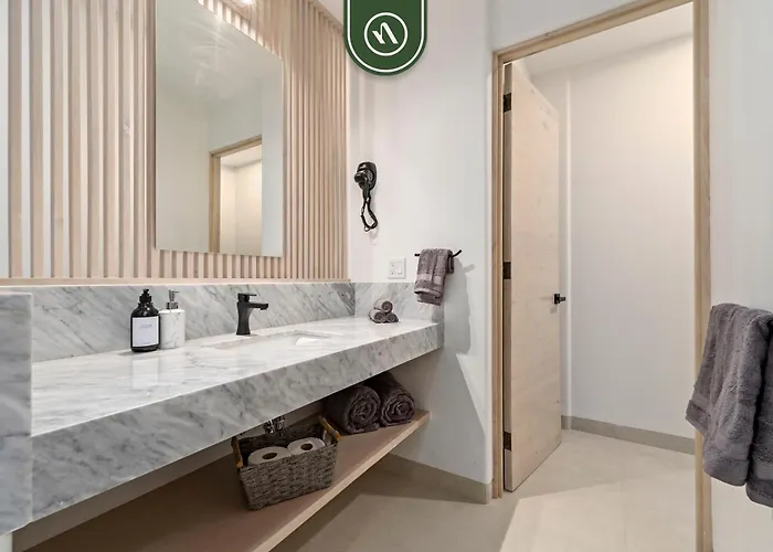 Apartment Near Marina - Downtown - Pool - King