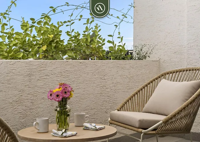 Near Marina - Downtown - Pool - King Apartment *