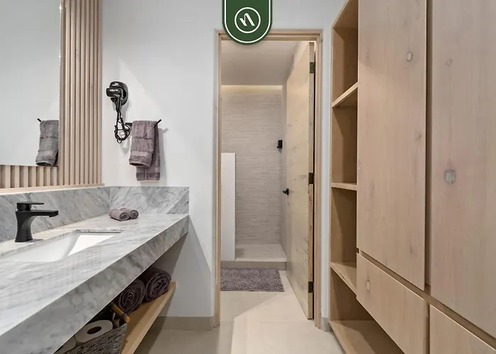 Near Marina - Downtown - Pool - King Apartment *