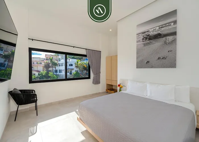 Near Marina - Downtown - Pool - King Apartment